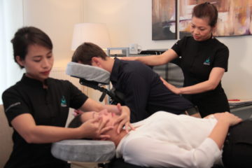 Photo pour Massages en entreprise sur table et sur chaise ergonomique - Relaxed.paris