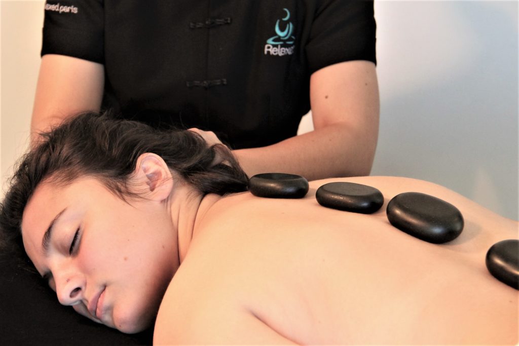 Photo de Massages à domicile aux pierres chaudes et huiles essentielles bio - 60 minutes